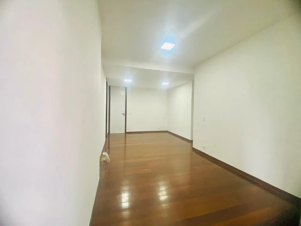 3-bedroom apartment with a balcony and 2 parking spaces — photo 12