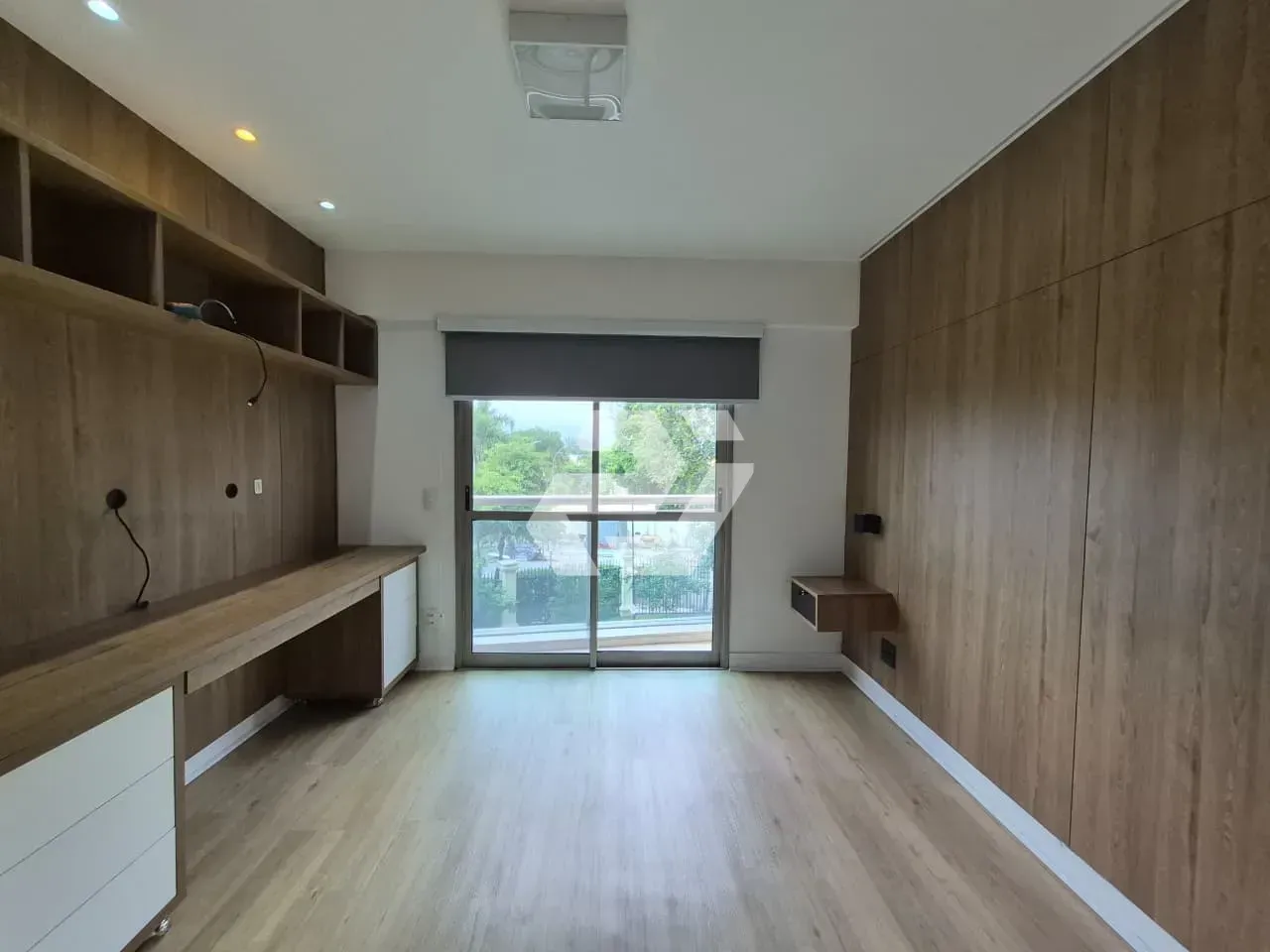 4-bedroom apartment with an enclosed glass balcony — photo 25