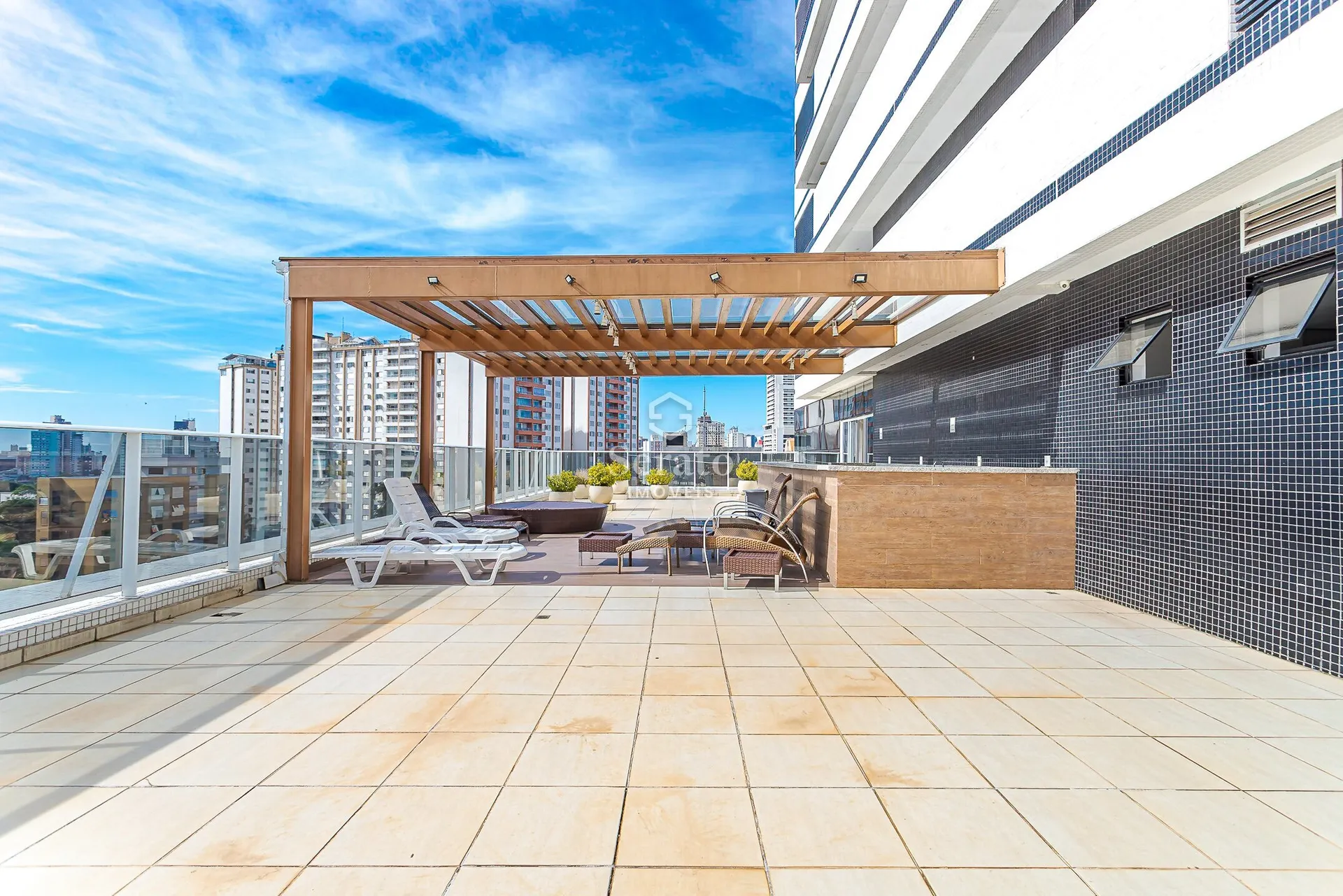 Balcony with a grill in a one-bedroom apartment, 30 m² — photo 16