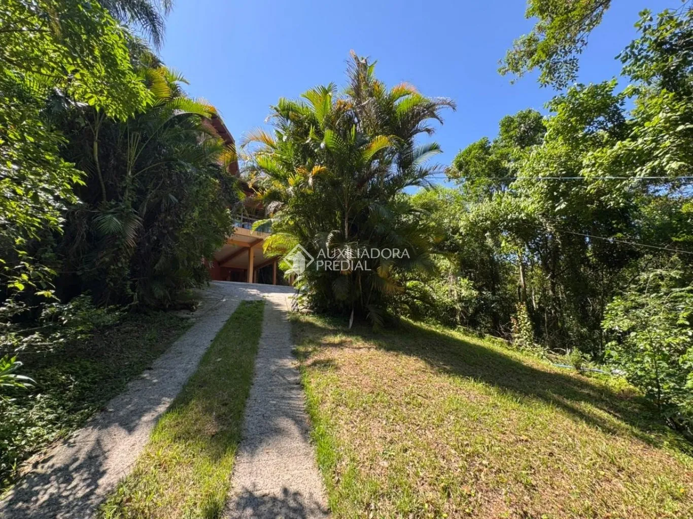 House with 5 bedrooms and 6 bathrooms on 5757 m² — photo 18