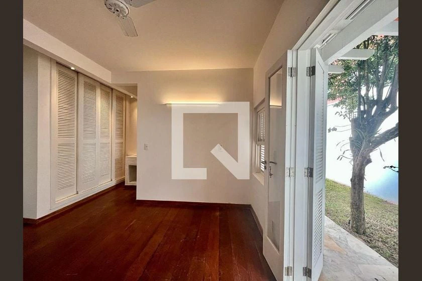 Balcony with a grill in a 3-bedroom house, 220 m² — photo 42