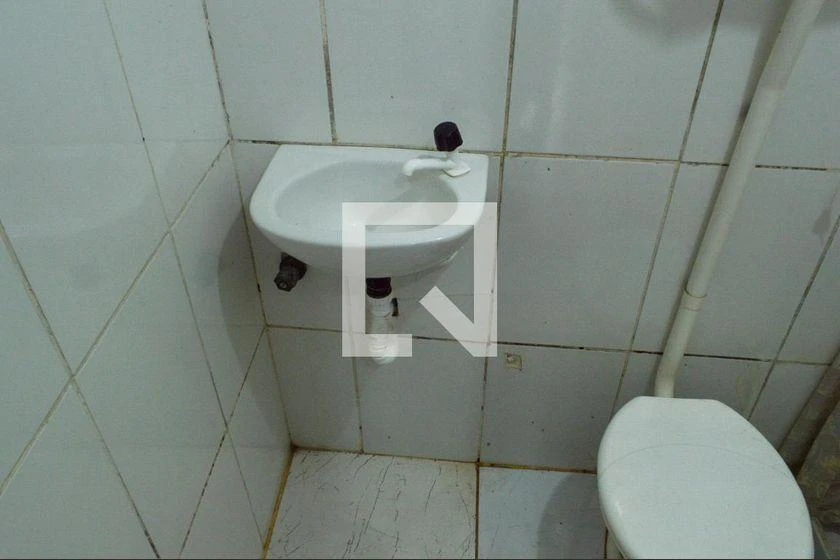 1-bedroom apartment with washing machine and utility sink — photo 9
