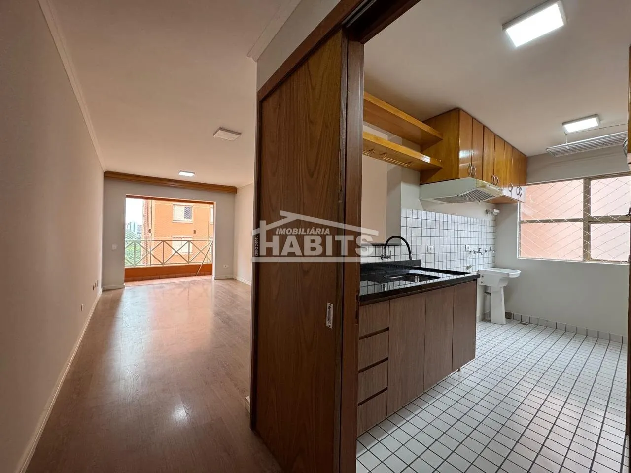 Apartamento com 3 dormitórios e varanda