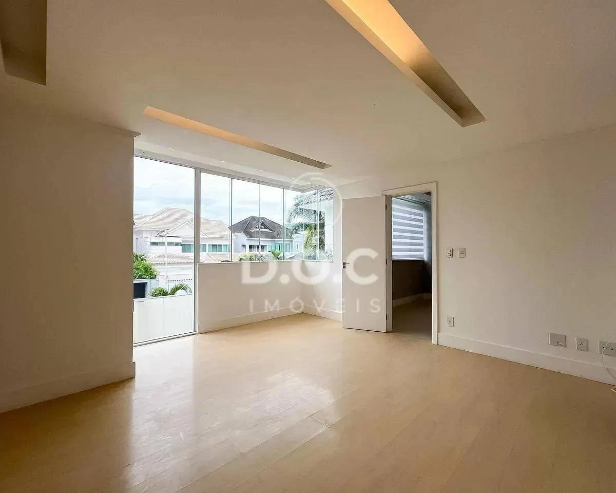 Floor-to-ceiling windows in a 5-bedroom house, 300 m² — photo 52