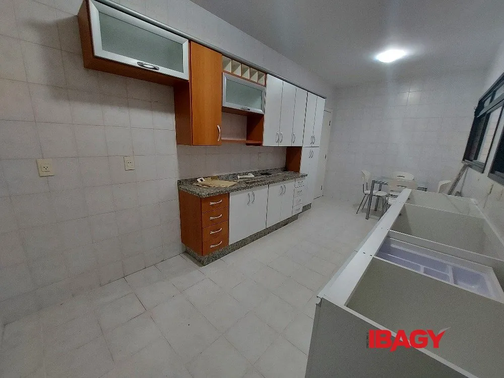 4-bedroom apartment with 2 en-suite baths and enclosed kitchen — photo 2