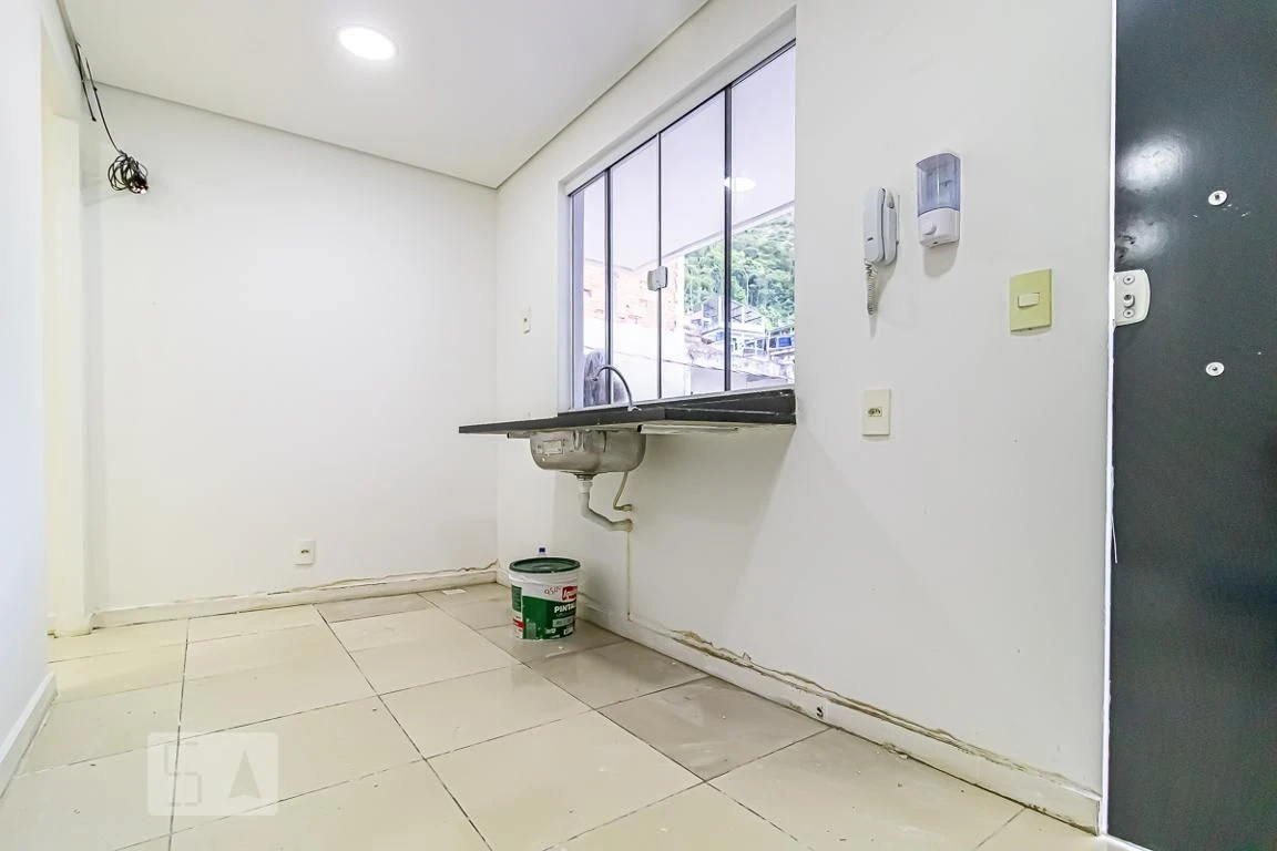 Kitnet con balcón, 1 dormitorio y 1 baño