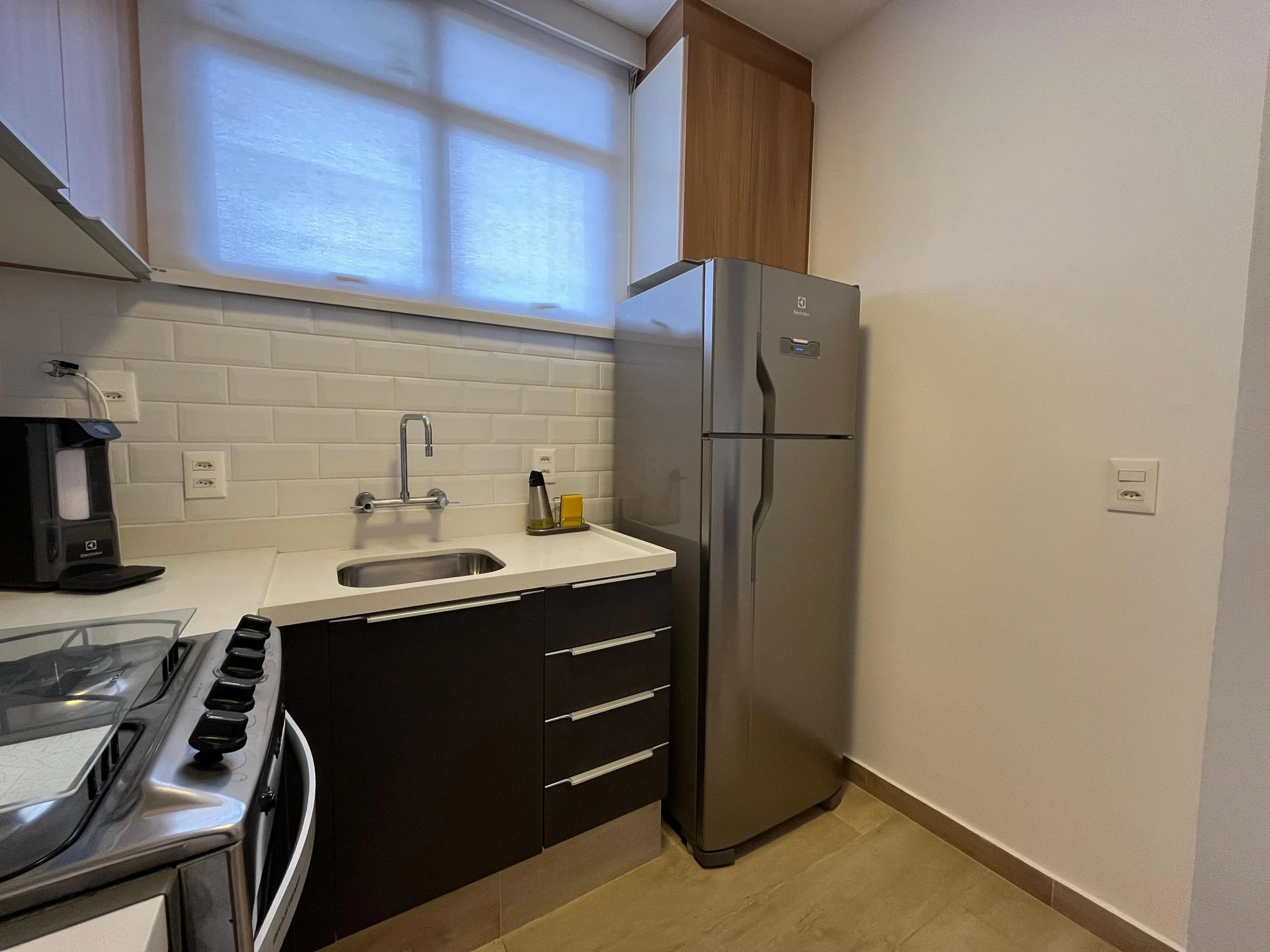 Glass-enclosed balcony in a one-bedroom apartment, 56 m² — photo 16