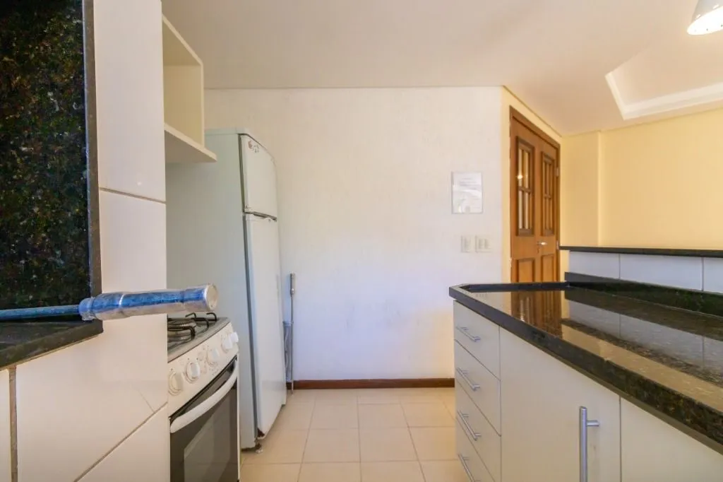 Balcony with a grill in a 2-bedroom apartment, 59 m² — photo 36