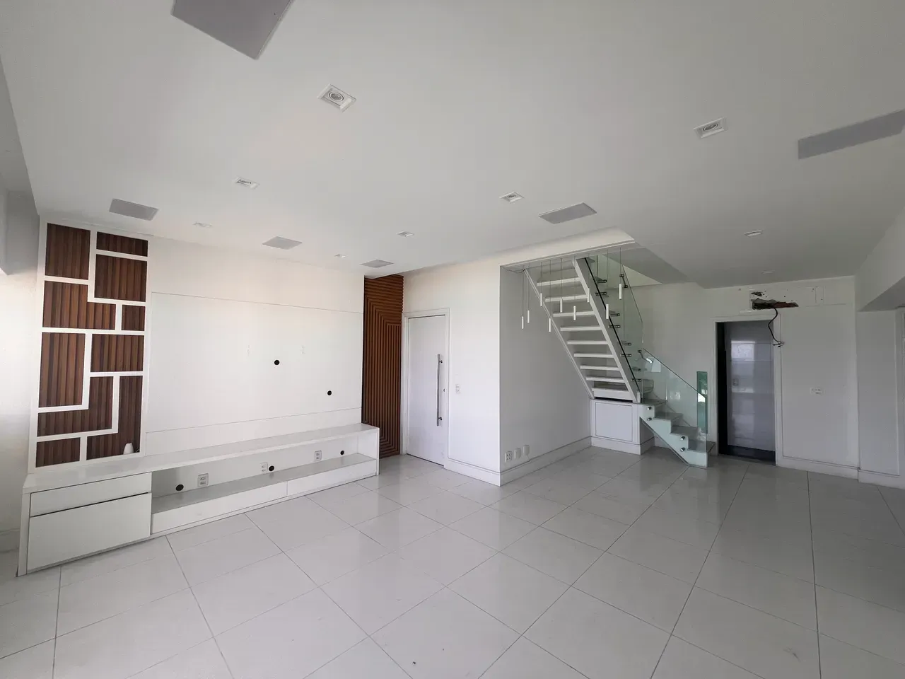 4-bedroom apartment with floor-to-ceiling windows — photo 4