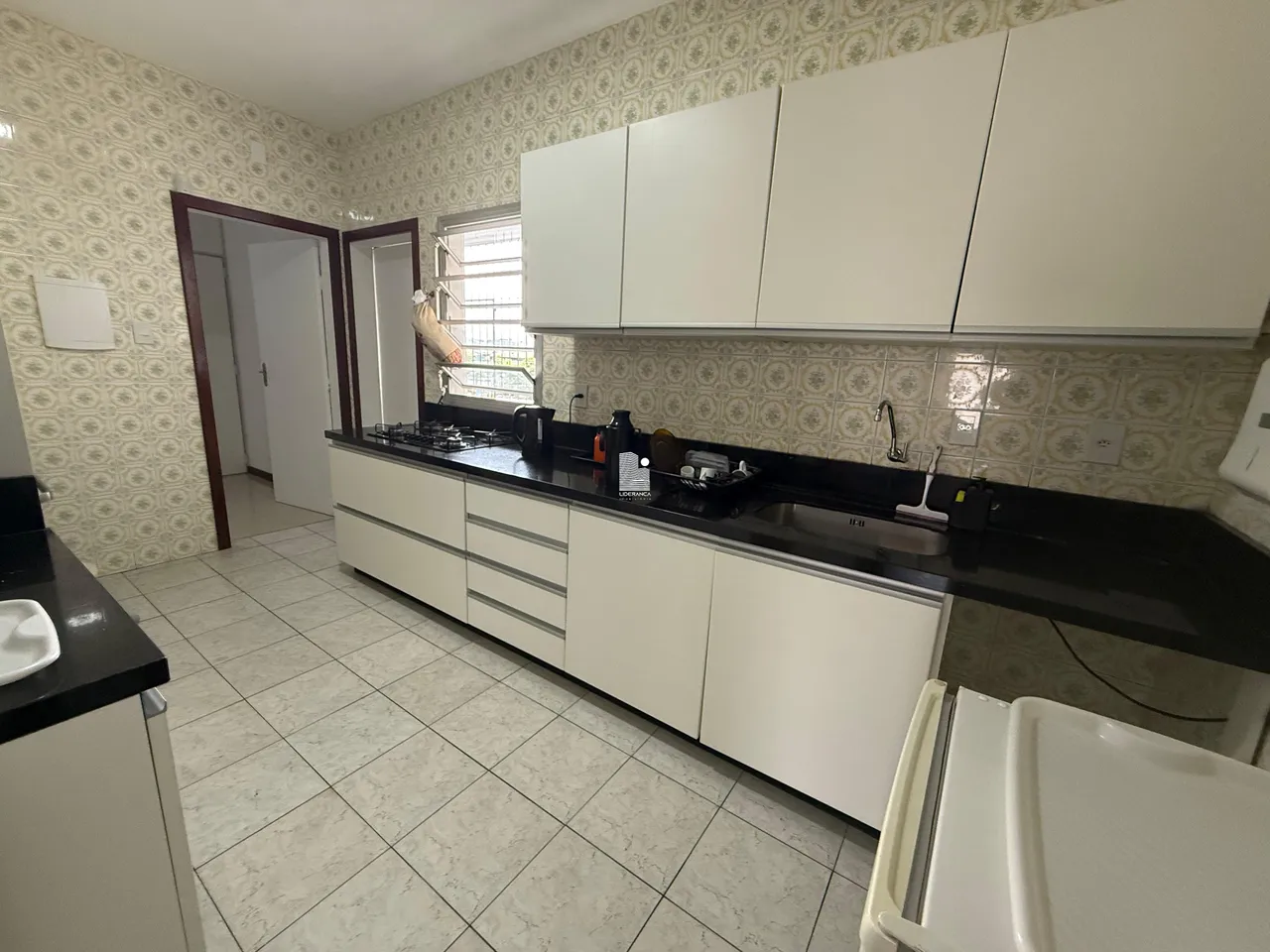 Apartamento mobiliado com 5 quartos e varanda