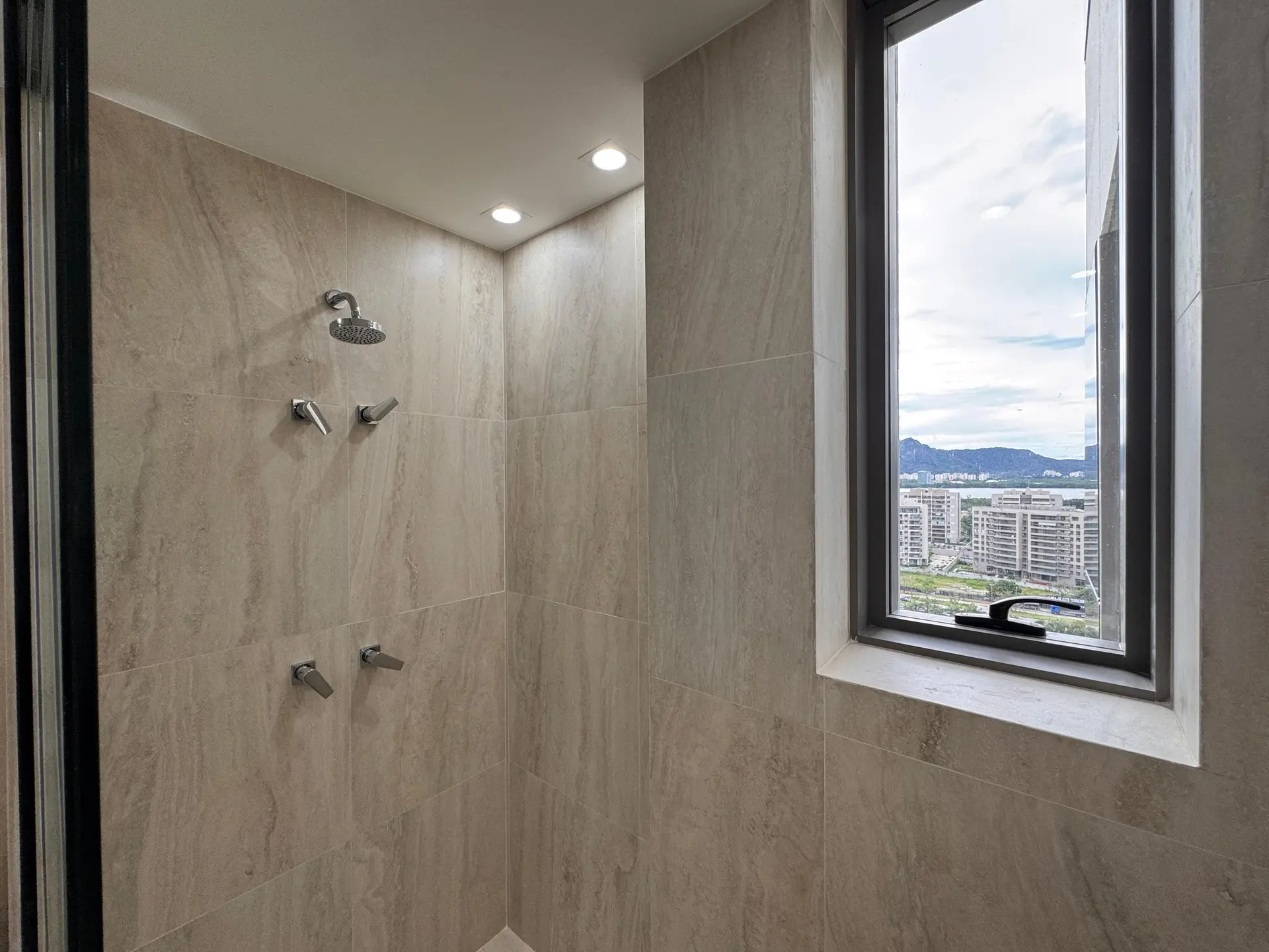 Furnished apartment with 3 en-suite bedrooms and balcony — photo 5