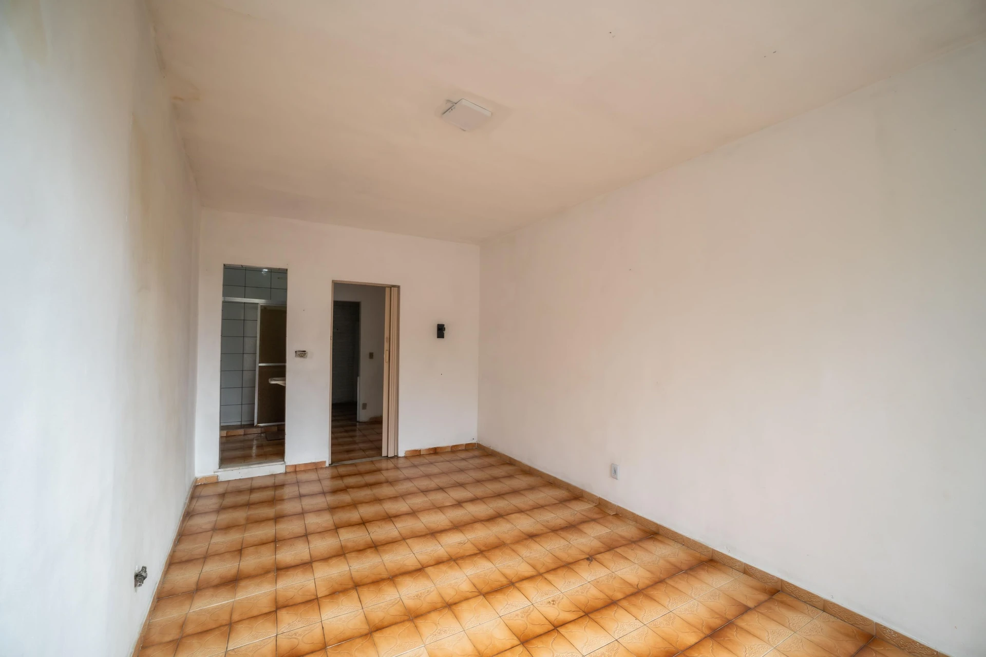 Unfurnished house with 2 bedrooms, yard and balcony — photo 15