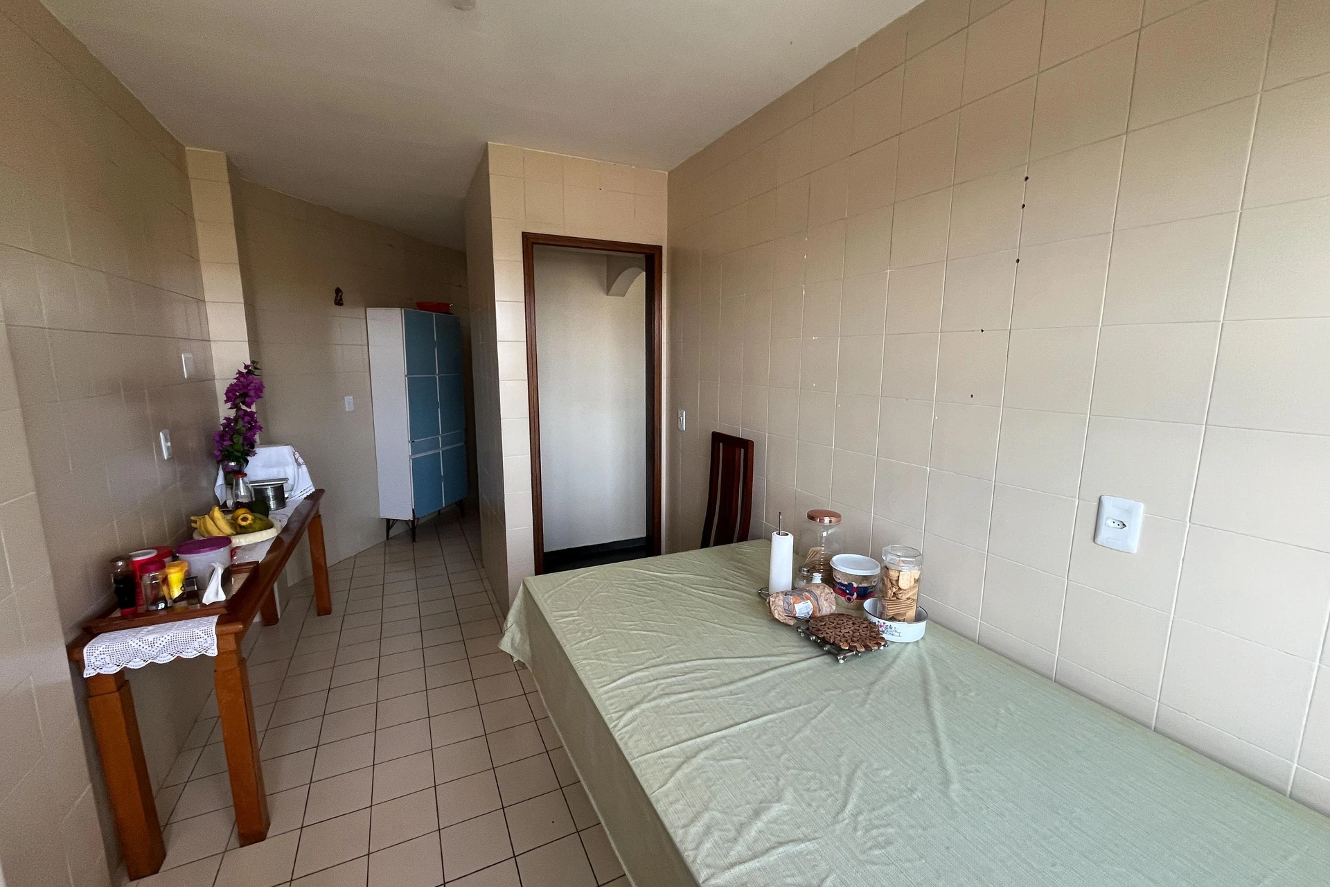 Furnished 3-bedroom apartment with laundry area — photo 2