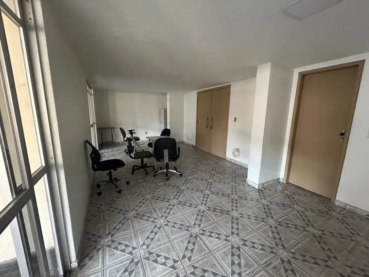 Unfurnished apartment with 3 bedrooms and 5 bathrooms — photo 42