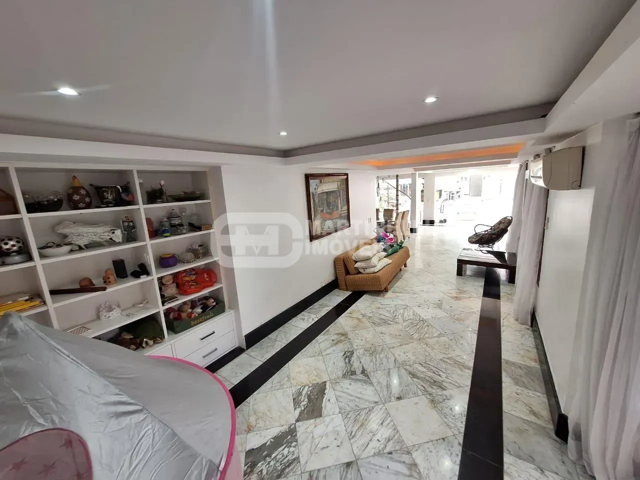 House with 5 bedrooms, all suites, plus shared pool — photo 14
