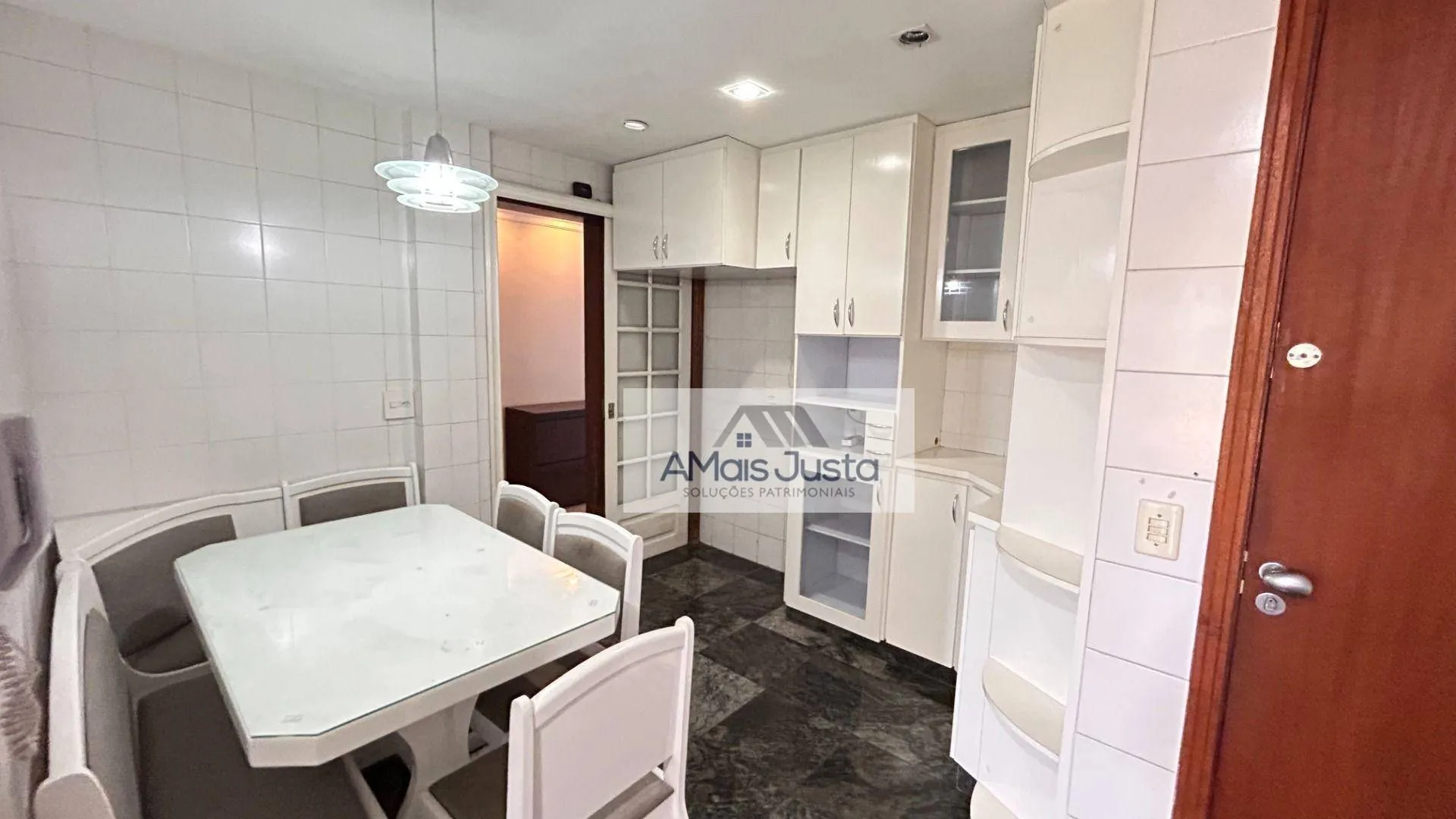 4-bedroom apartment in a building with a pool — photo 43
