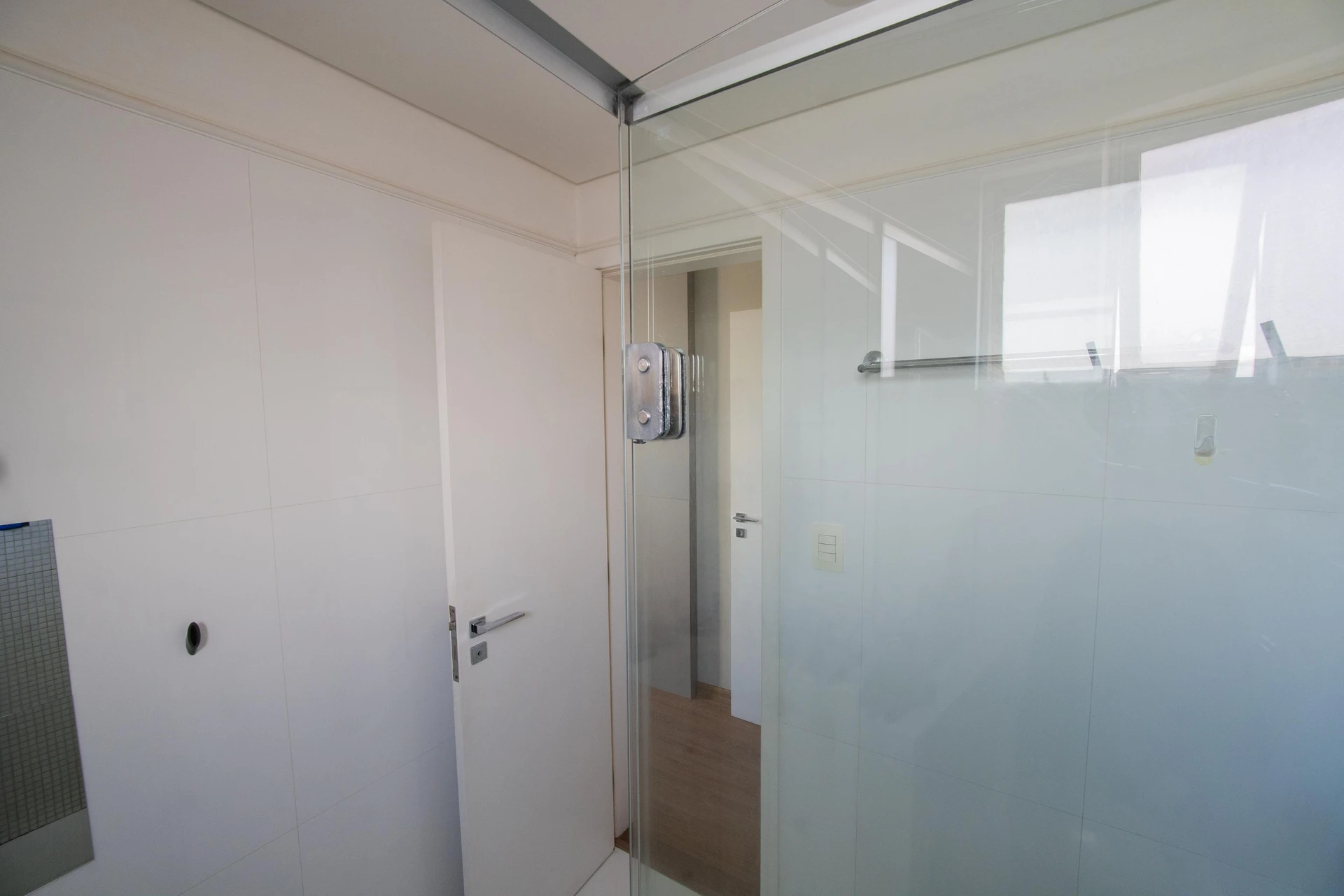 Walk-in closet in a 2-bedroom apartment, 91 m² — photo 16