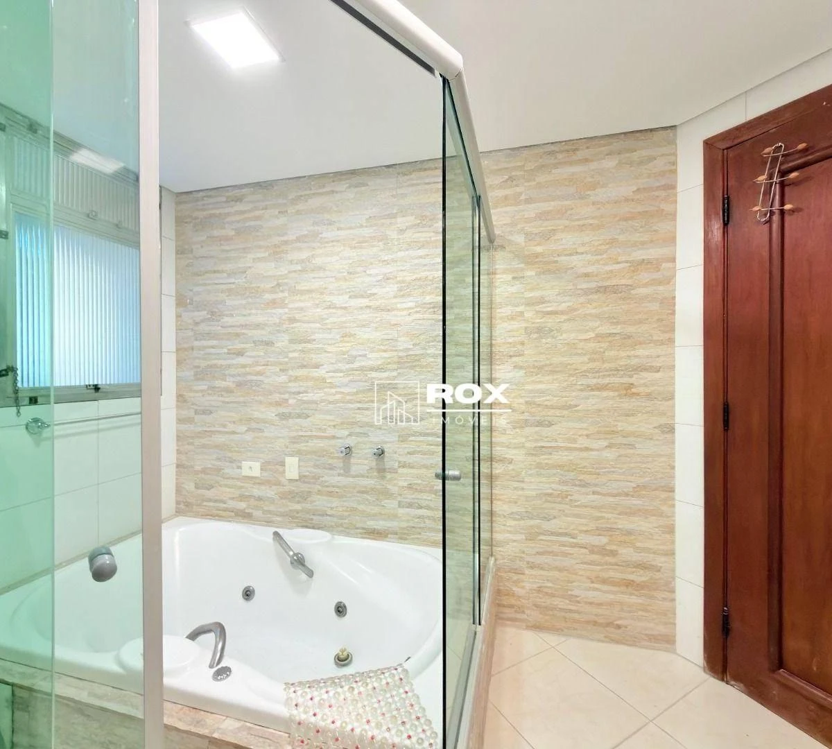 Furnished apartment, 170 m², with a glass-enclosed balcony — photo 19