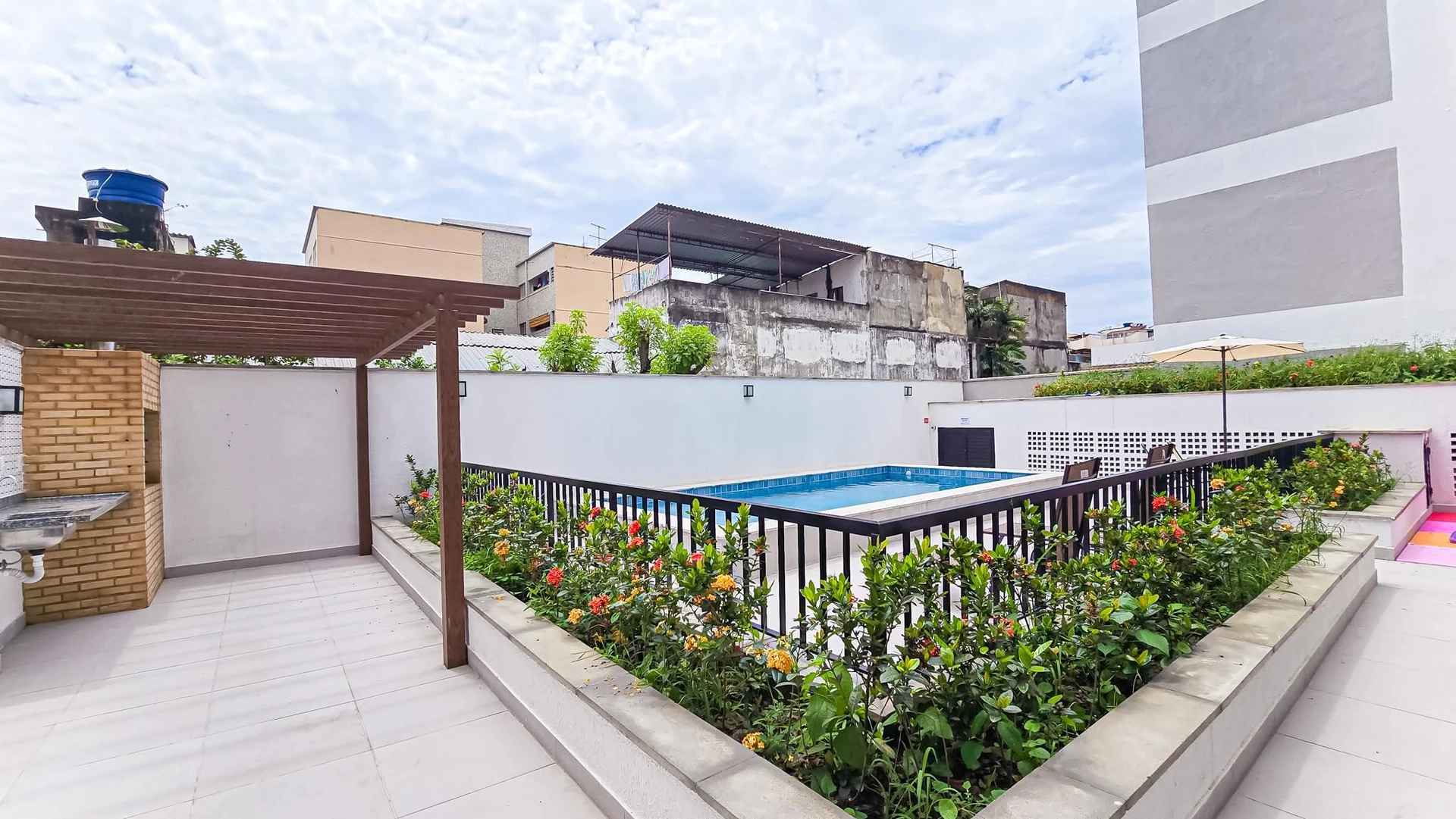 Apartamento de 2 quartos em condomínio com piscina — photo 38