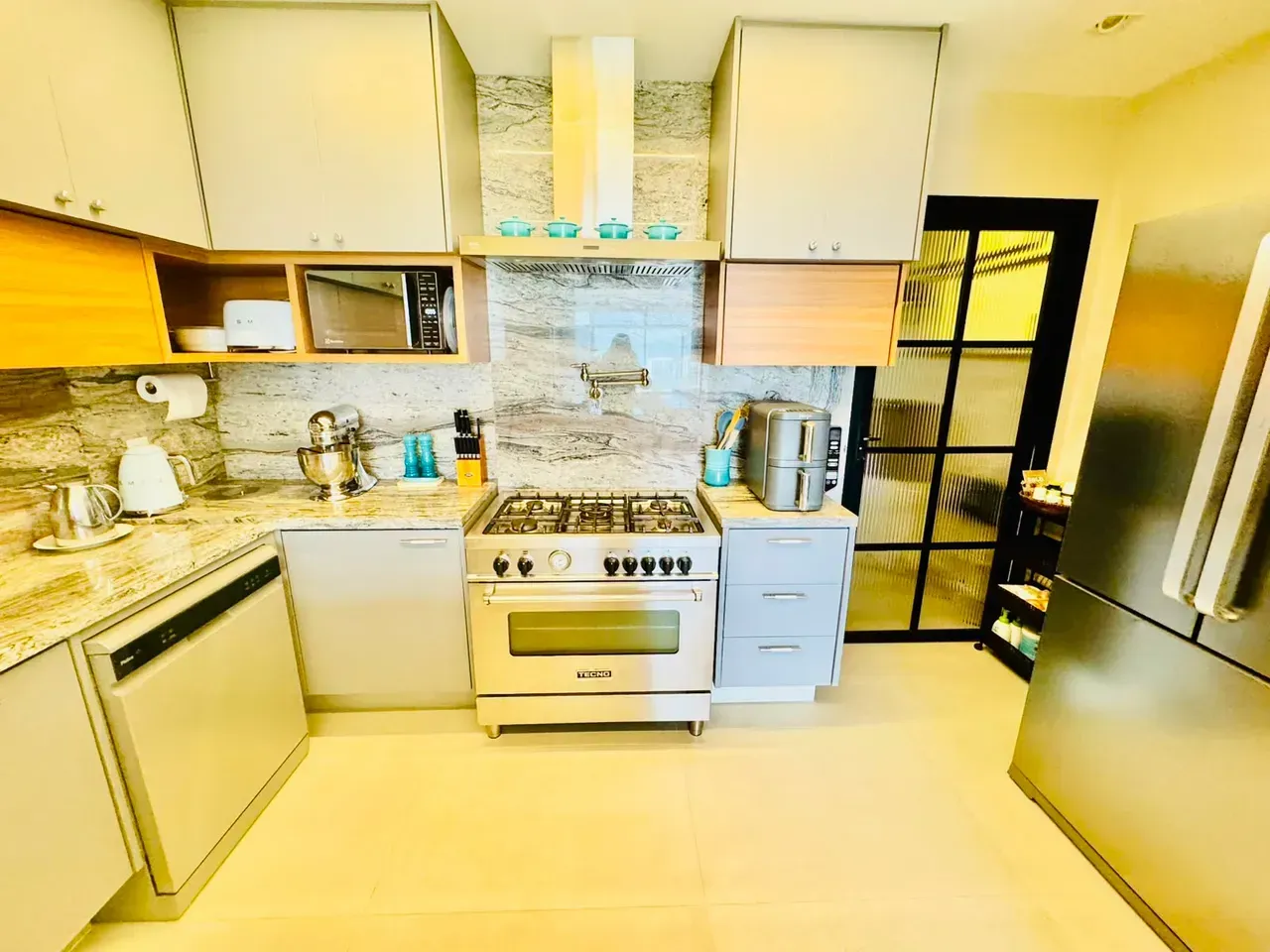 Furnished 3-bedroom apartment with 3 bathrooms — photo 8