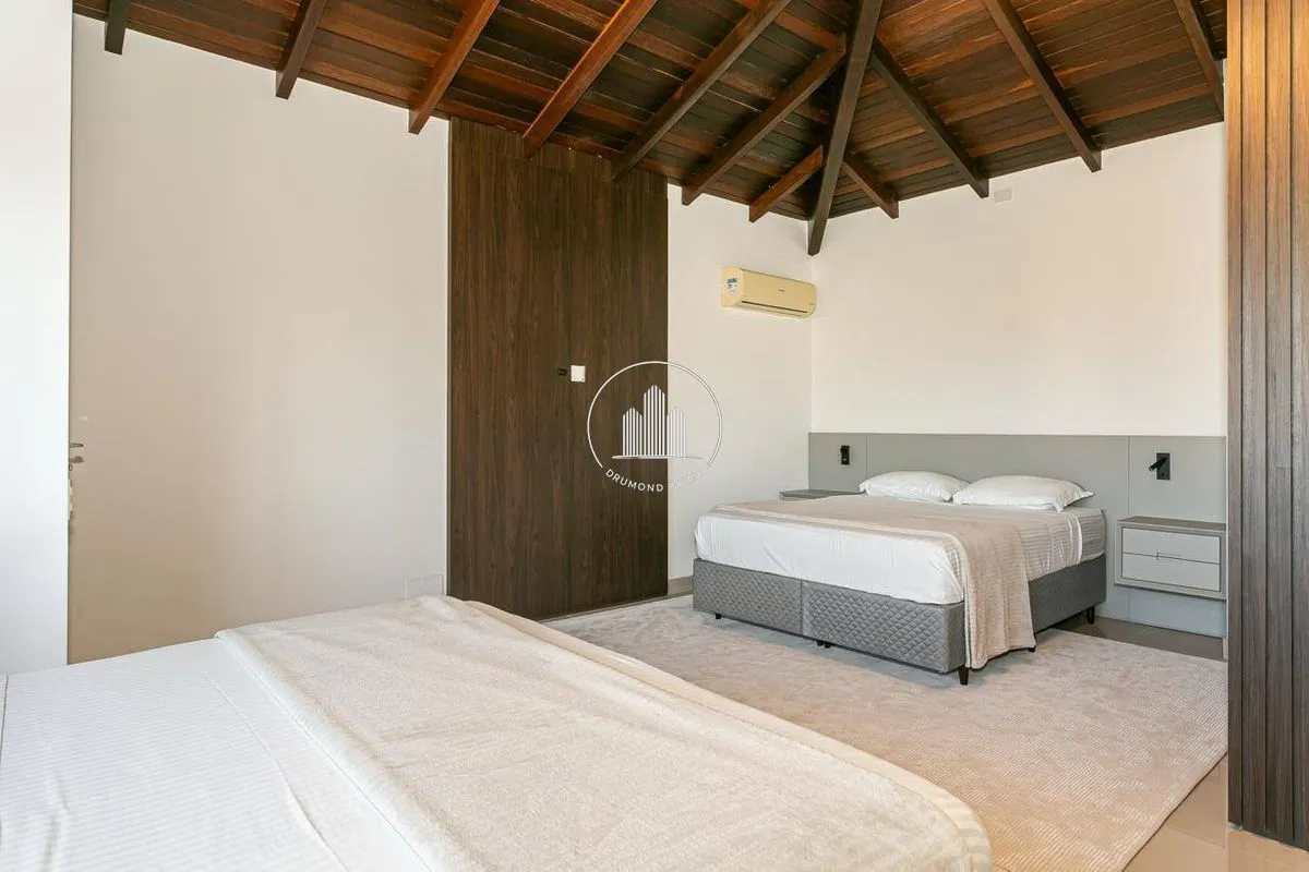 House with 6 en-suite bedrooms, 800 m² and 4 parking spots — photo 22