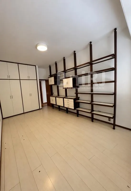 Home office in a 4-bedroom apartment, 280 m² — photo 16