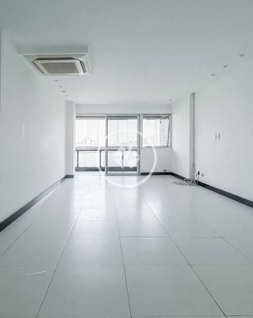 3-bedroom apartment with 2 en-suite baths and balcony — photo 3