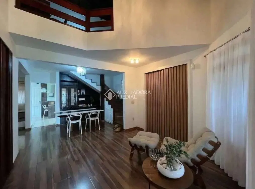 Casa com 5 dormitórios e pátio privativo — photo 3