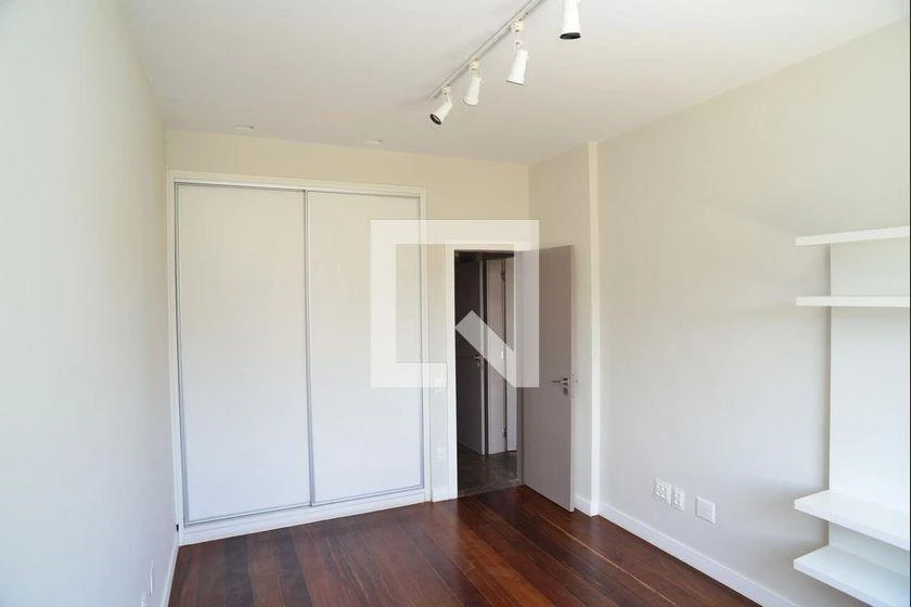 3-bedroom apartment with a walk-in closet — photo 4