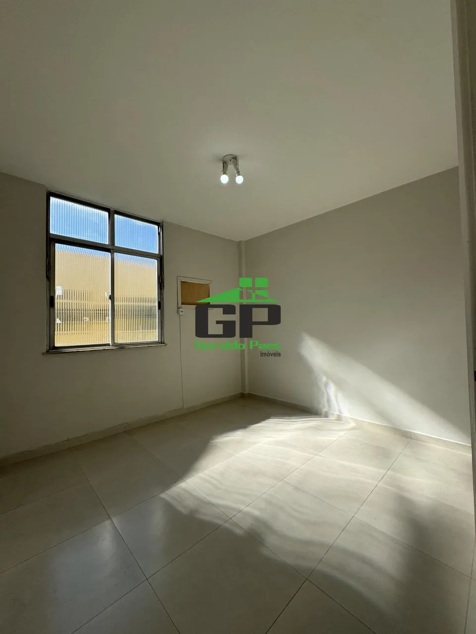 Apartment with 2 bedrooms and a laundry area — photo 15