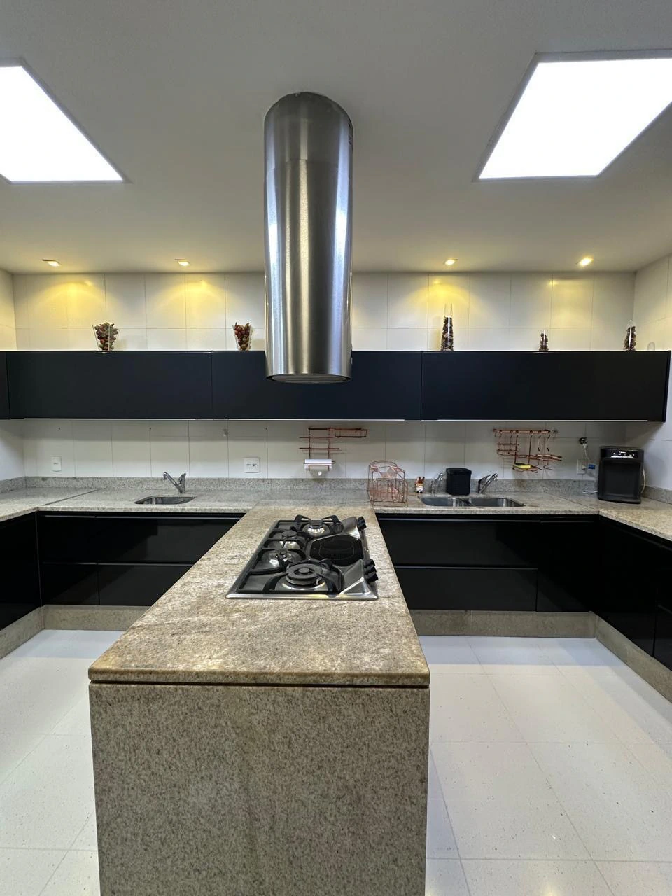 Apartamento mobiliado reformado com 4 suítes e 392 m² — photo 25