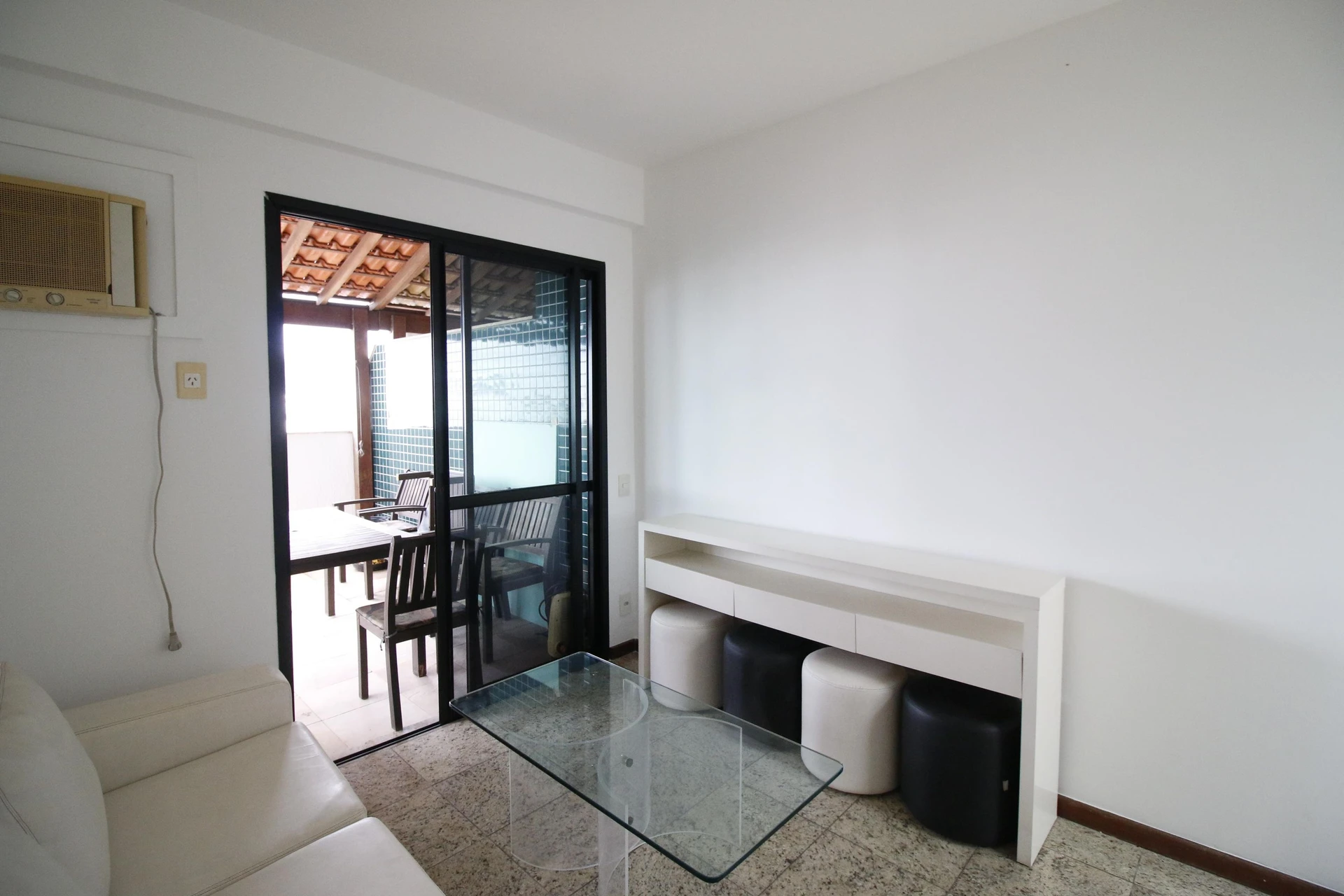 Balcony with a grill in a 4-bedroom apartment, 172 m² — photo 46