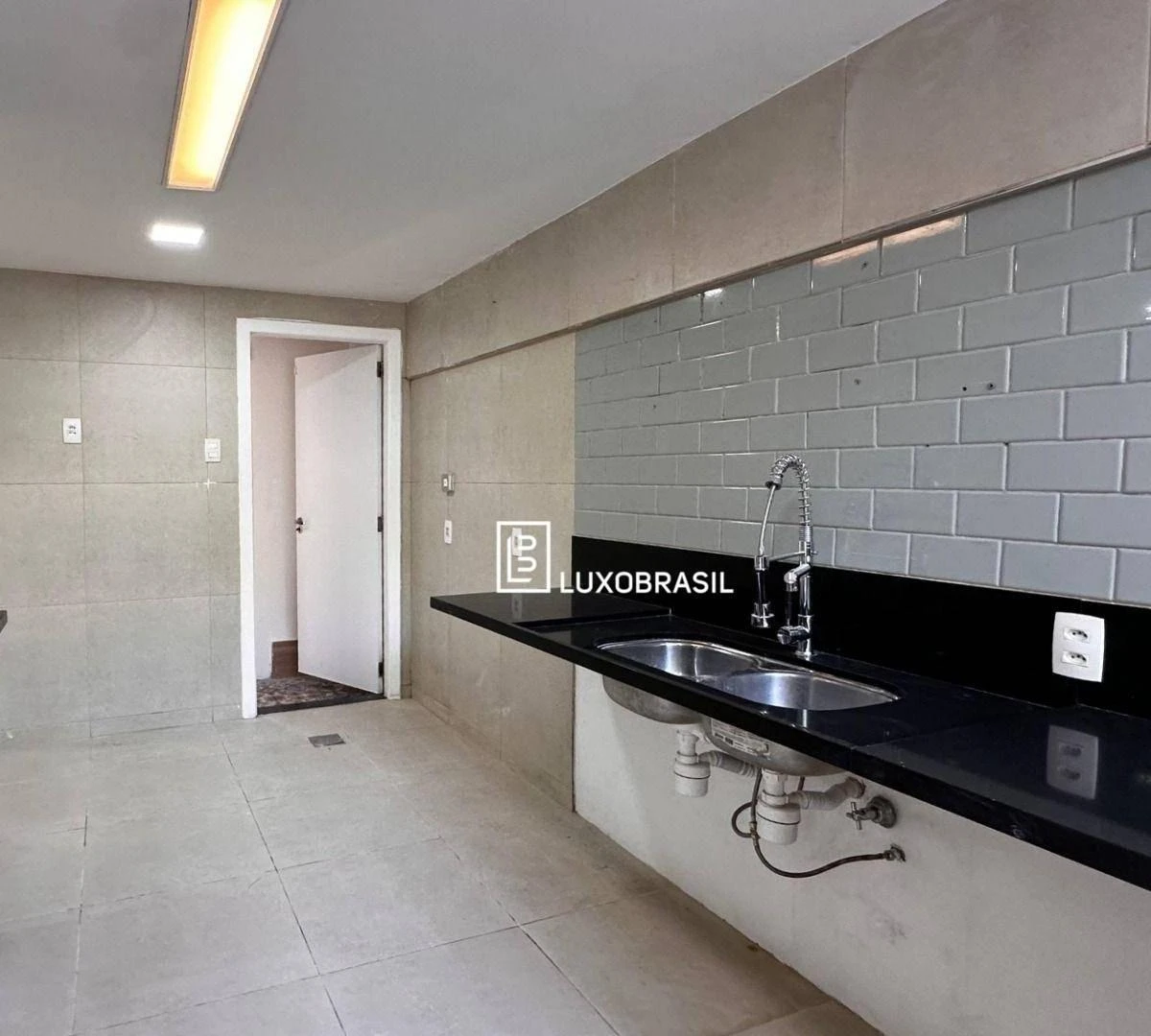 House with 7 bedrooms and 700 m², gas kitchen — photo 27