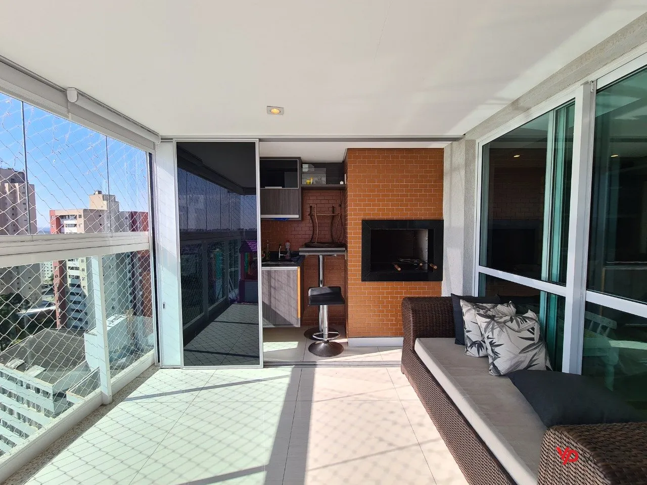 Furnished 2-bedroom apartment with enclosed balcony — photo 16