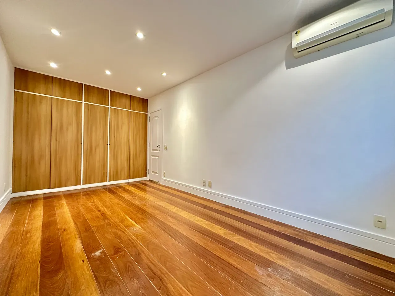 Furnished apartment, 268 m², with a water view — photo 42