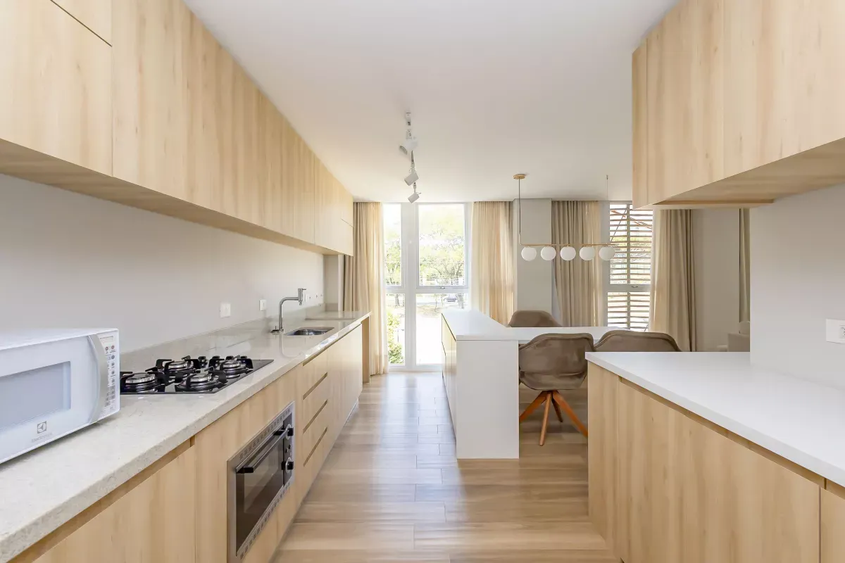 One-bedroom apartment with floor-to-ceiling windows — photo 2