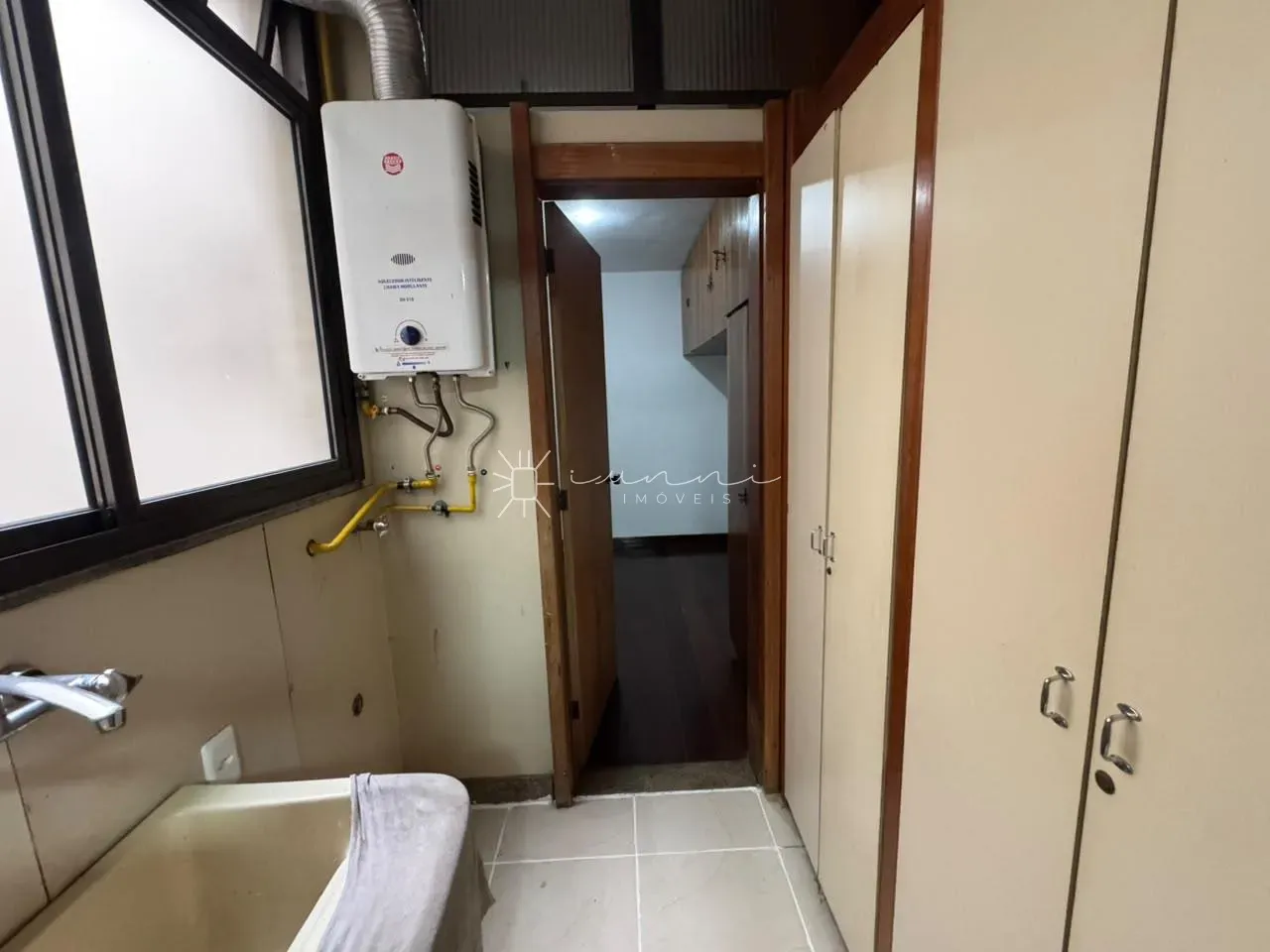 Wood or laminate floors in a 3-bedroom apartment, 140 m² — photo 12