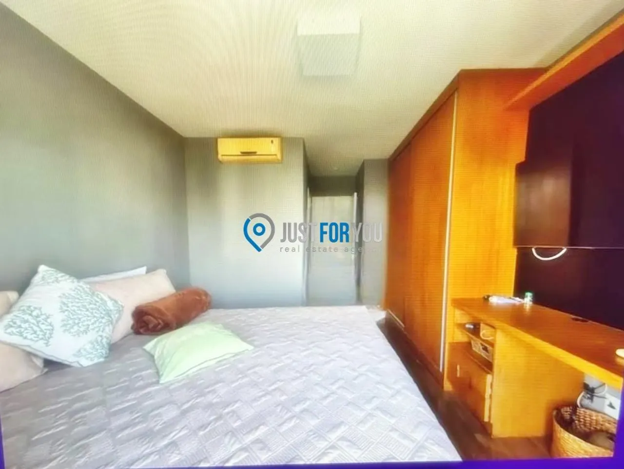 4-bedroom apartment in a building with a pool — photo 8