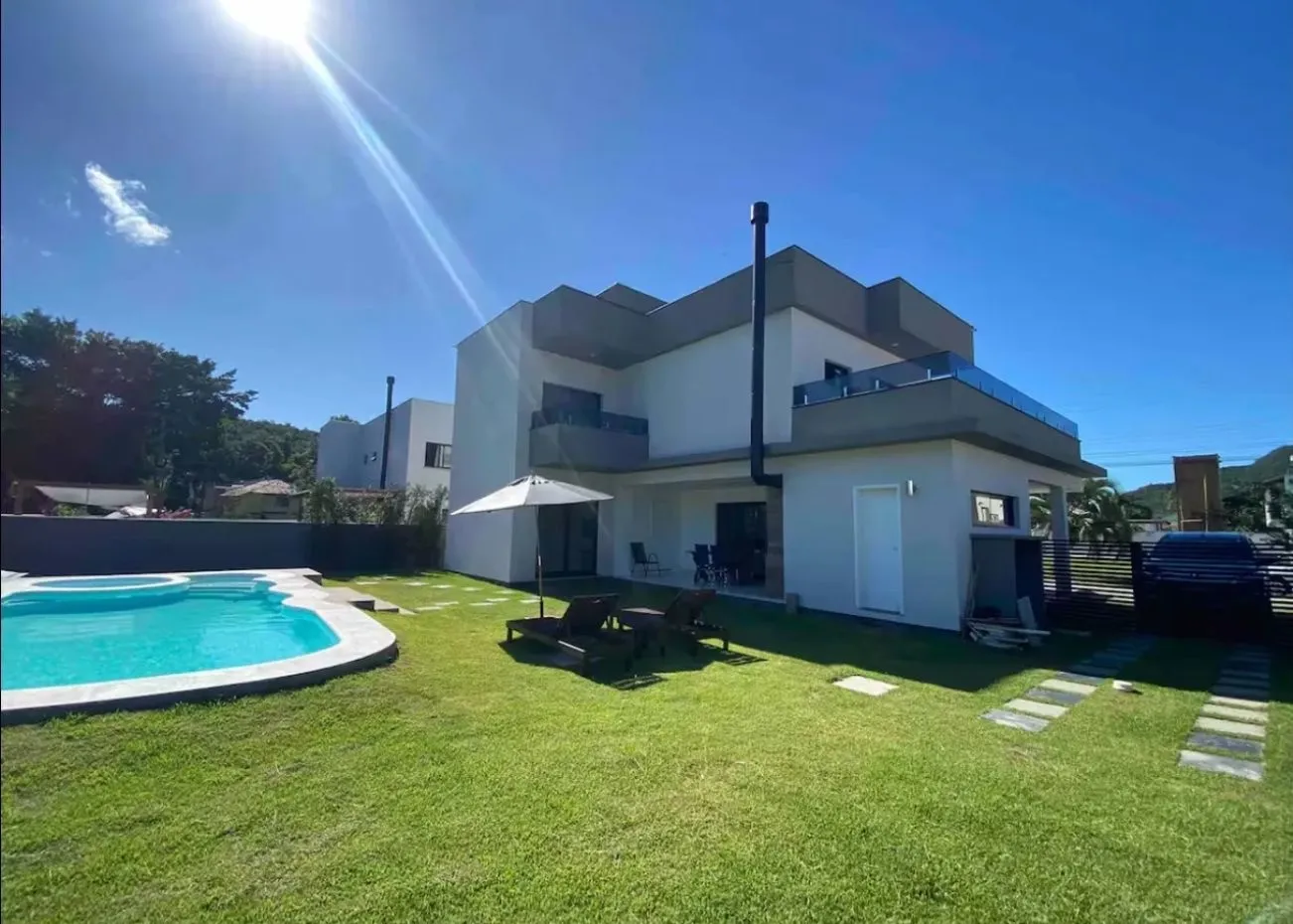 Balcony with a grill in a 3-bedroom house, 240 m² — photo 3