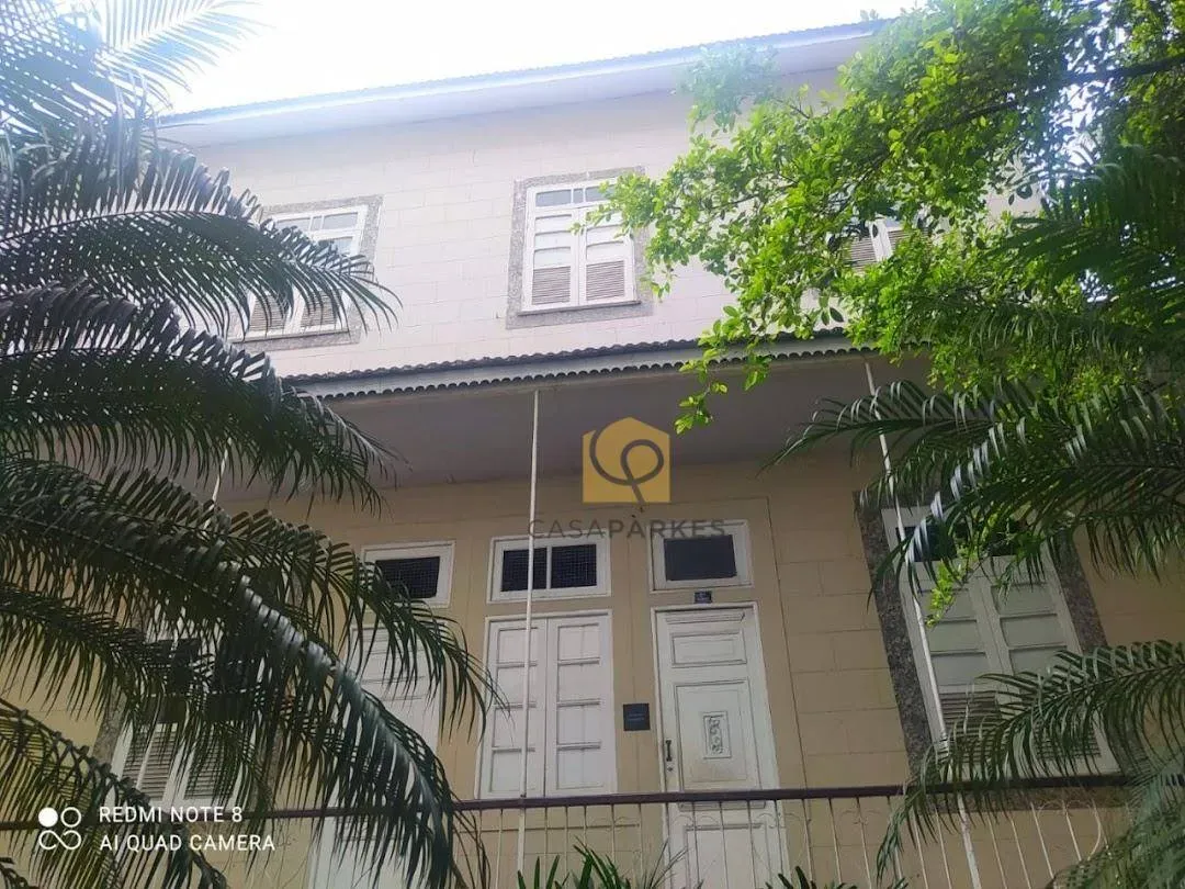 Casa com 2 dormitórios e piso de madeira na sala — photo 47