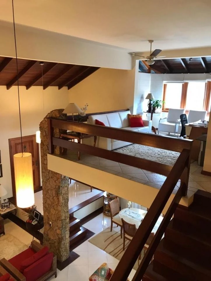 Casa de 290 m² con balcón cerrado con vidrio y bañera