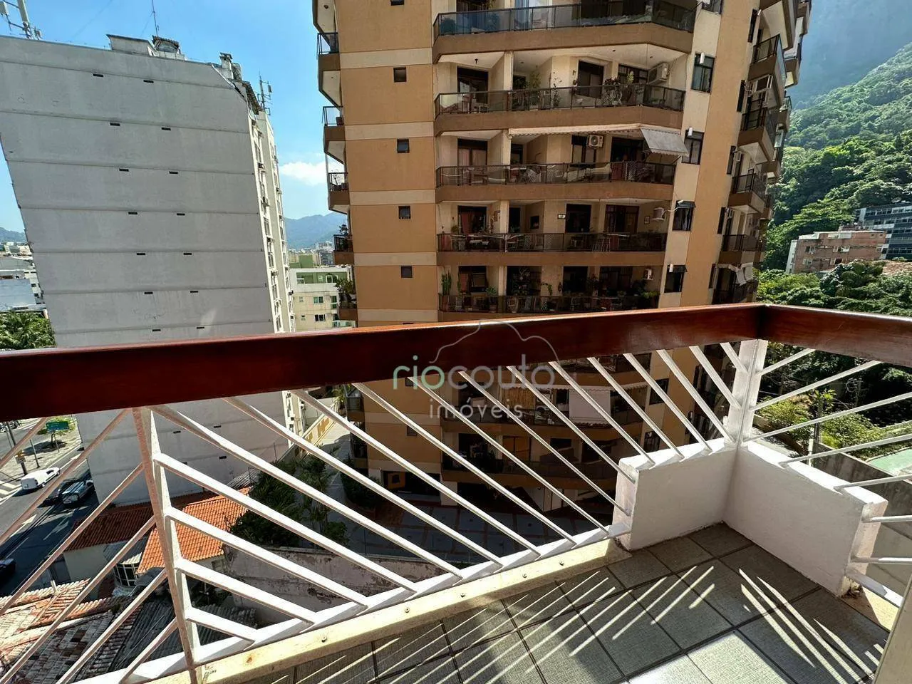 2-bedroom apartment with a suite and open views — photo 8