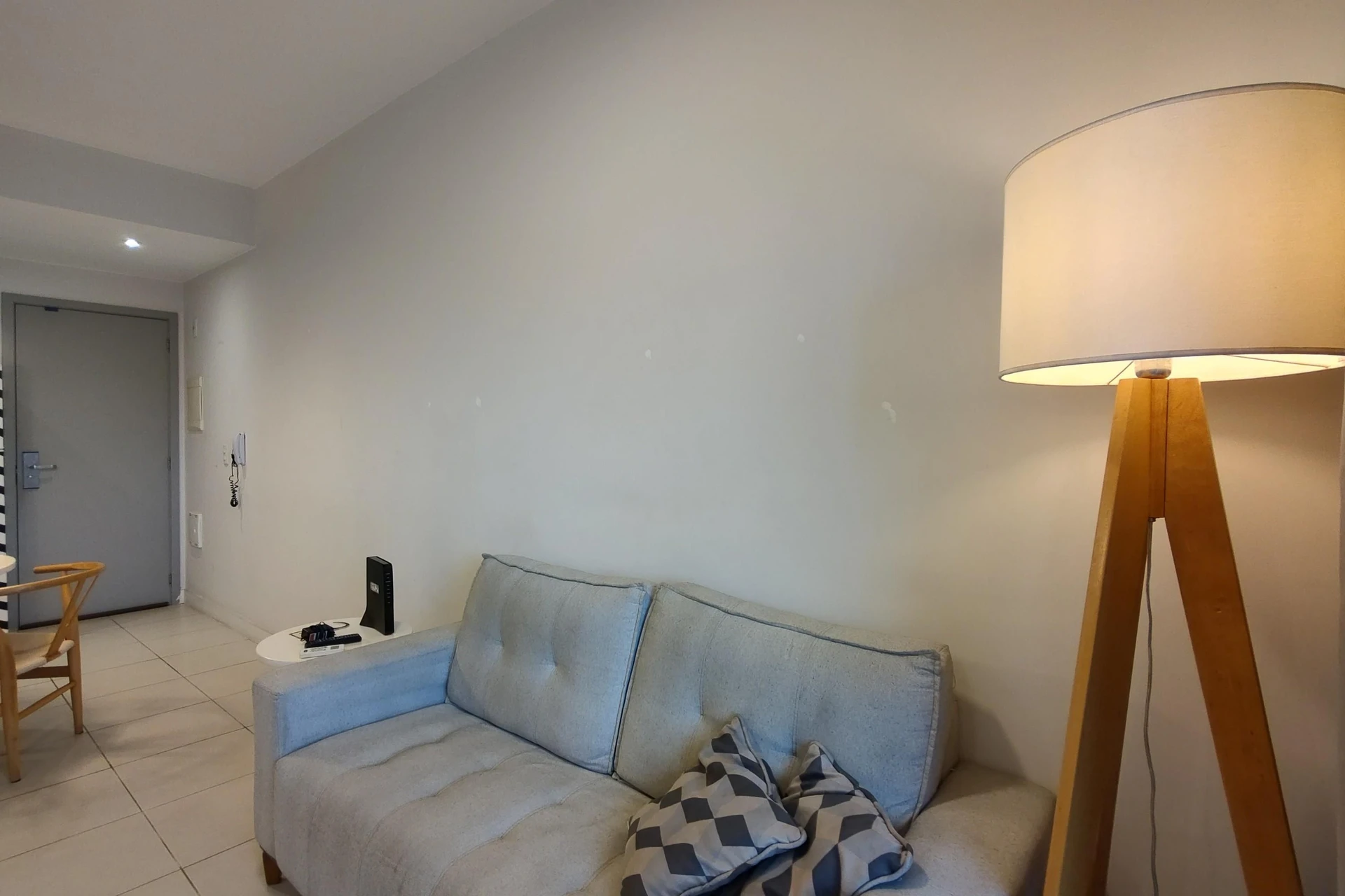 Furnished 1-bedroom apartment with an open-plan kitchen — photo 30