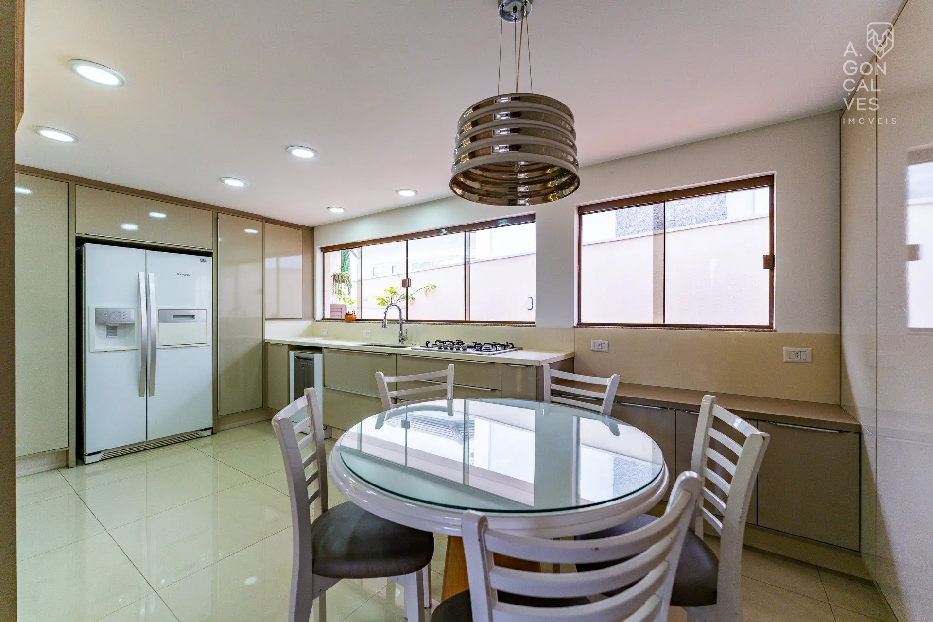 Unfurnished house with 4 bedrooms and 5 bathrooms — photo 32