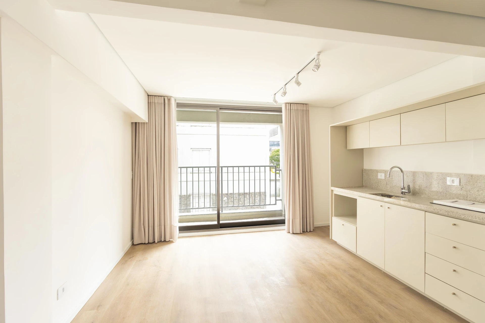 Apartment, 30 m², with floor-to-ceiling windows — photo 2
