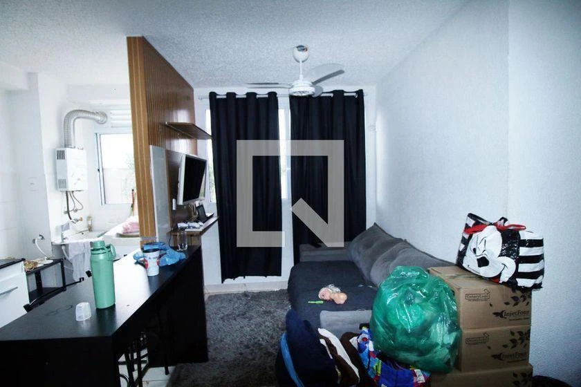 Apartamento mobiliado de 2 quartos em condomínio com piscina