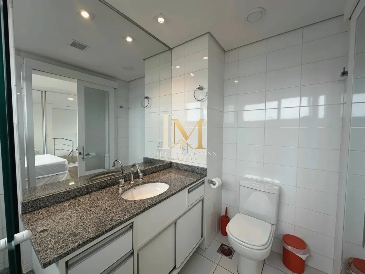 One-bedroom apartment in a building with a gym — photo 12