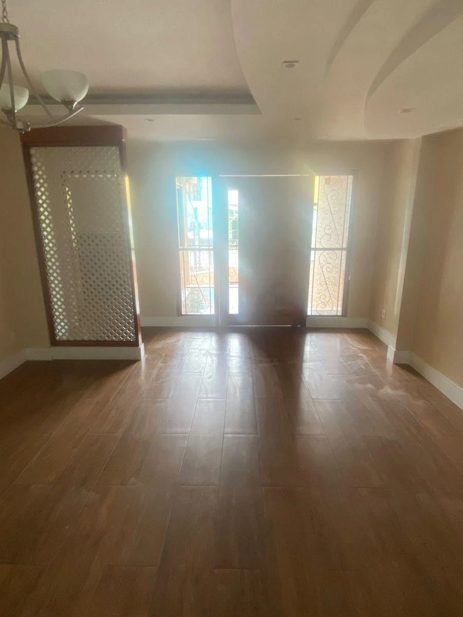 House with 1 en-suite bedroom and 1 total bathroom