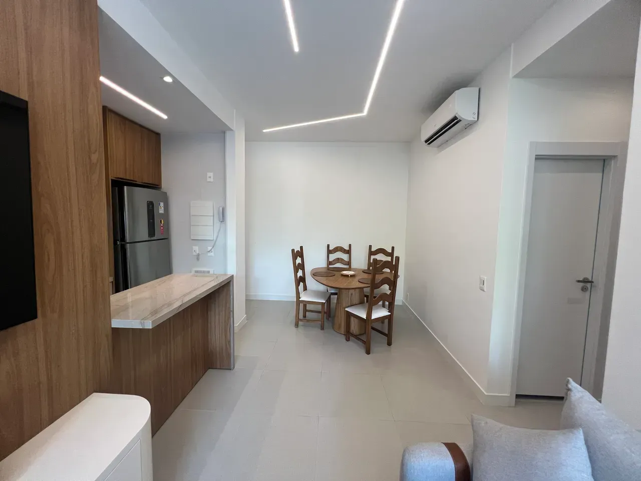 Furnished 2-bedroom apartment with open-plan gas kitchen — photo 9