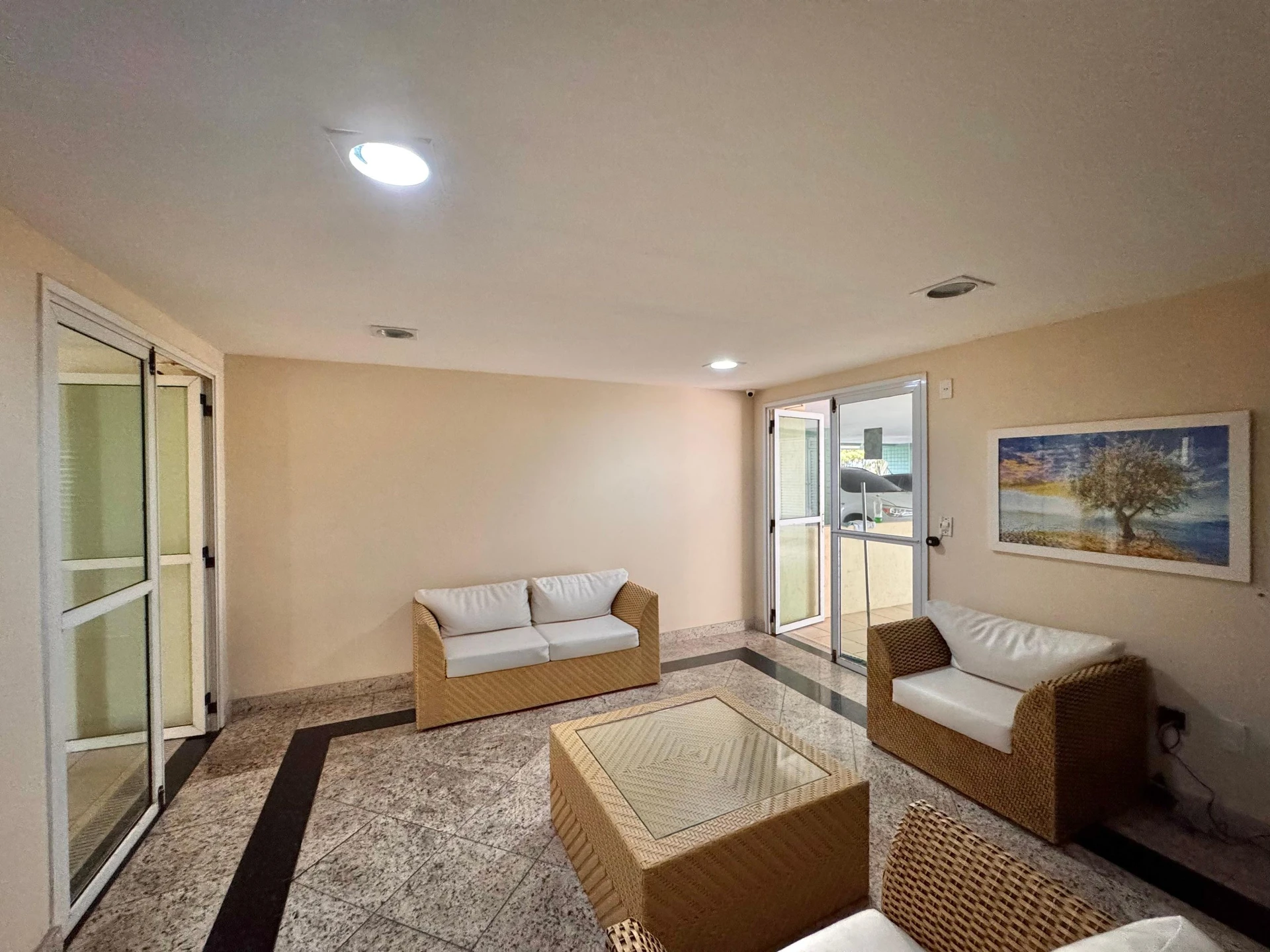2-bedroom apartment with 2 parking spots and enclosed balcony — photo 51